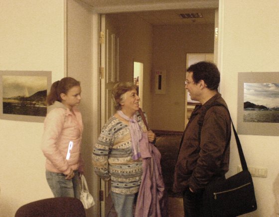 Conversaciones de la chilena con mas antiguedad en Rusia, su nieta y el presidente de la Asociación
